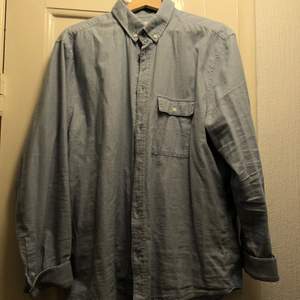 Ljusblå långärmad skjorta i mjuk och len bomull från H&M. Använd vid ett par tillfälle. Kan mötas upp/alternativt köpare står för frakt.