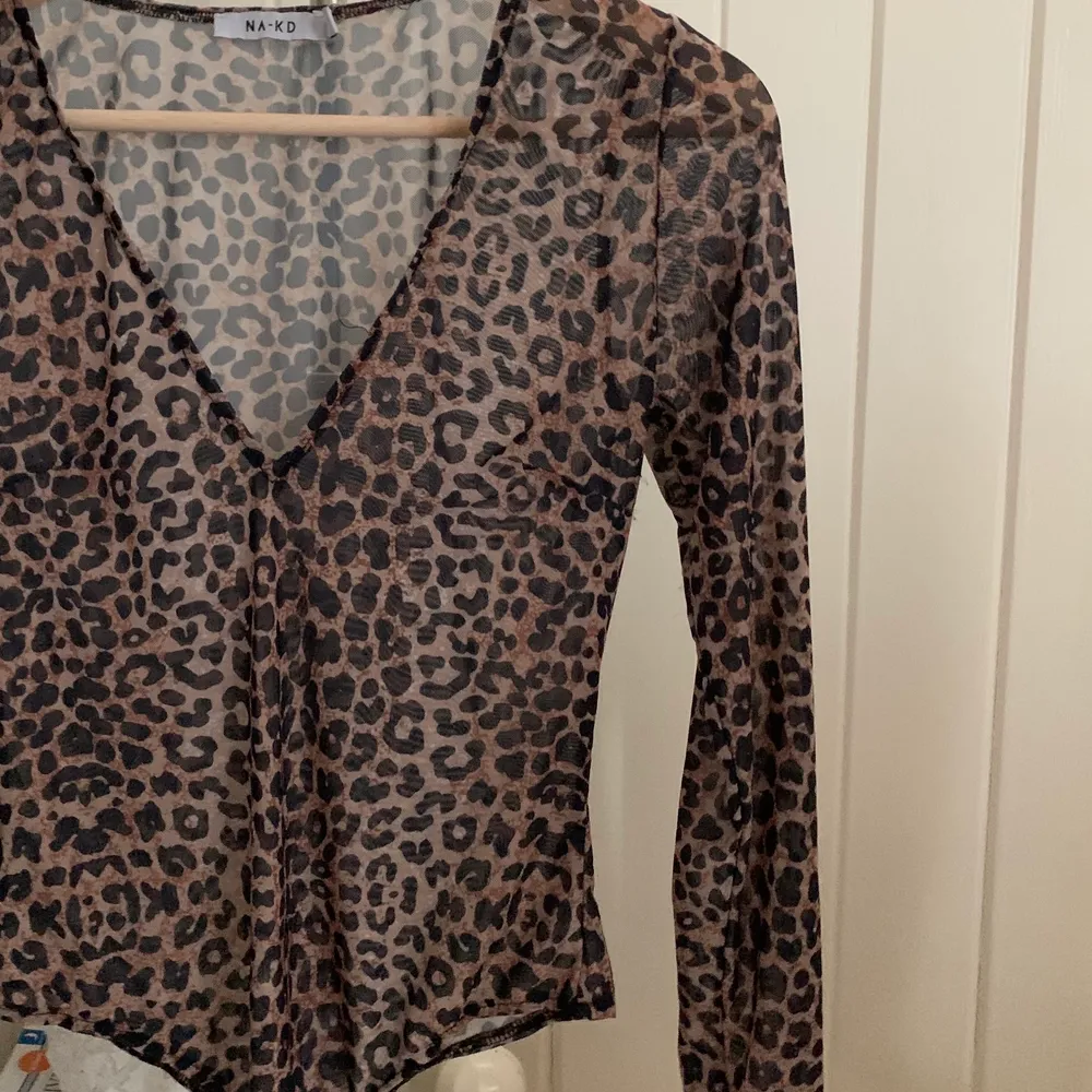 En leopard-mesh bodysuit som endast är provad men aldrig använd! Den är dock huuur fin som helst och såå bekväm i material & allt!!🐆🐆🐆🐆🐆🧡. Toppar.