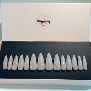 DIY Lösnaglar - Lösnaglar ingår med nagelfil, Alkoholservett och lim.