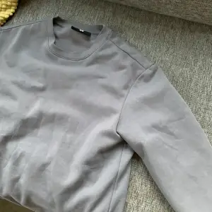Säljer denna gråa sweatshirt från hm killavdelingen i storlek S.💗
