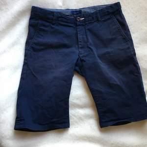 Marinblå shorts från Gant storlek 146-152, 11-12 år. Använda men i gott skick. Sista bilden: liten ficka på insidan samt resårband i midjan. Superbra! 