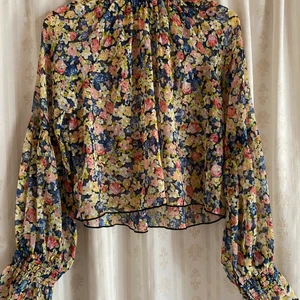 Blus - Somrig blus från bikbok i storlek s, använd få gånger 