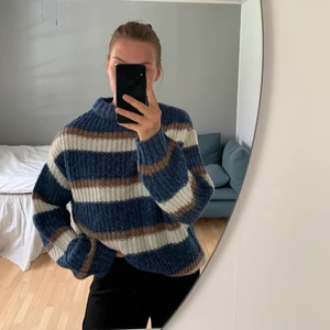 Stickad tröja  - Jättefin stickad tröja från Carin Wester som tyvärr aldrig kommit till användning. Nyskick med prislapp kvar.