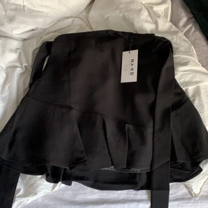 36 (S) - Köpte denna för nån månad sen (finns ej kvar på NA-KD) va för liten för trodde ja skulle kunna ha S men måste ha M. Ordinarie pris 200kr (tror ja)