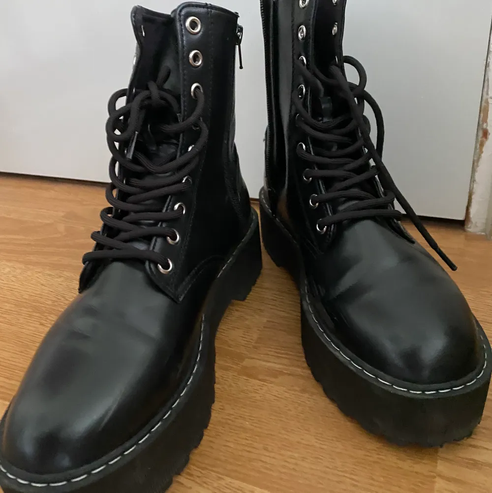 Black boots from H&M, worn once and never again 🖤. Excellent condition . Skor.