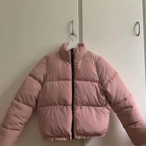 Rosa jacka - Säljer denna då den är lite för liten för mig. Använd ett fåtal gånger och är i bra skick. 