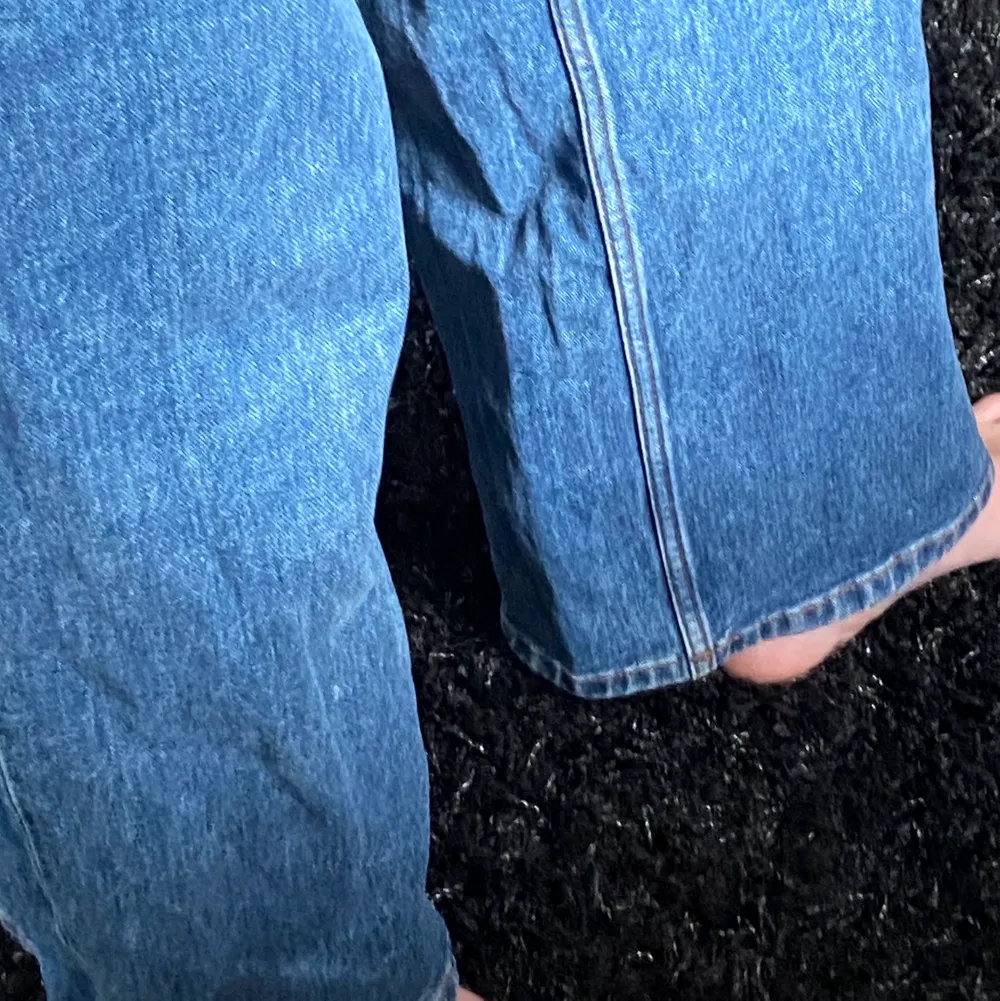 Jeans från &other stories i storlek 26. Knappt använda, jag är 170 cm och de går nästan ner till marken! . Jeans & Byxor.