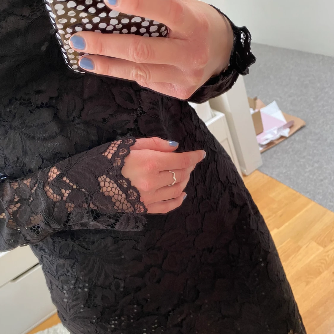 Klänning i svart spets  - 91
