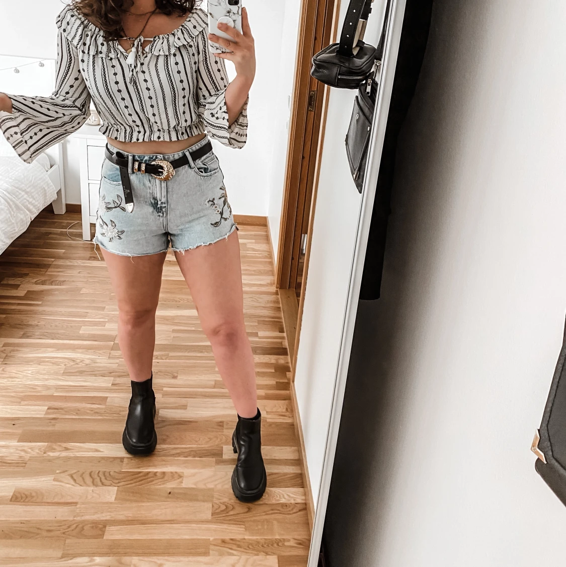 Festival shoulder off top black/white