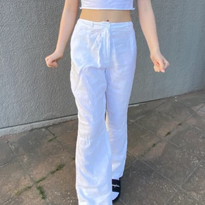 Linnebyxor - ❗️Säljer vid bra bud❗️ säljer dessa supersnygga linnebyxorna i jättefint skick, de är ganska stora i midjan så hon på bilden har tajtat till de med en säkerhetsnål fyi :) Buda i kommentarerna, startpris 180kr💕