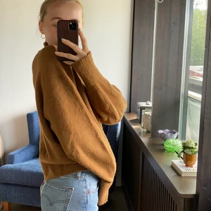 Supersnygg brun stickad tröja🤎 - Säljer denna supersnygga bruna stickade tröja från &OtherStories🤎🙊 