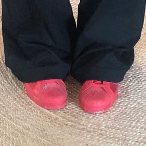 Adidas skor - Ett par röda adidas skor, fina men i använt skick 