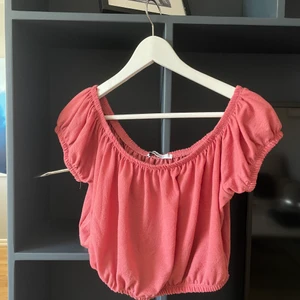 Offshoulder blus - Superhärlig och sval offshoulder från ginatricot. Storlek L men passar mig som har 36-38 i storlek!
