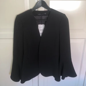 Kavaj, zara - Snygg helt oanvänd svart kavaj från zara. Tag kvar. 700 kr i nypris💫💫