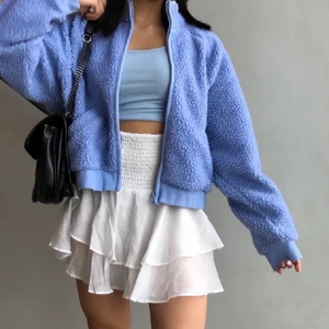 Vit volangkjol🤍🤍 - Säljer min jättefina vita volangkjol, i storlek XS!! Endast använd fåtals gånger. Kan fraktas då köparen står för frakten eller mötas upp i Stockholm. 🤍🤍