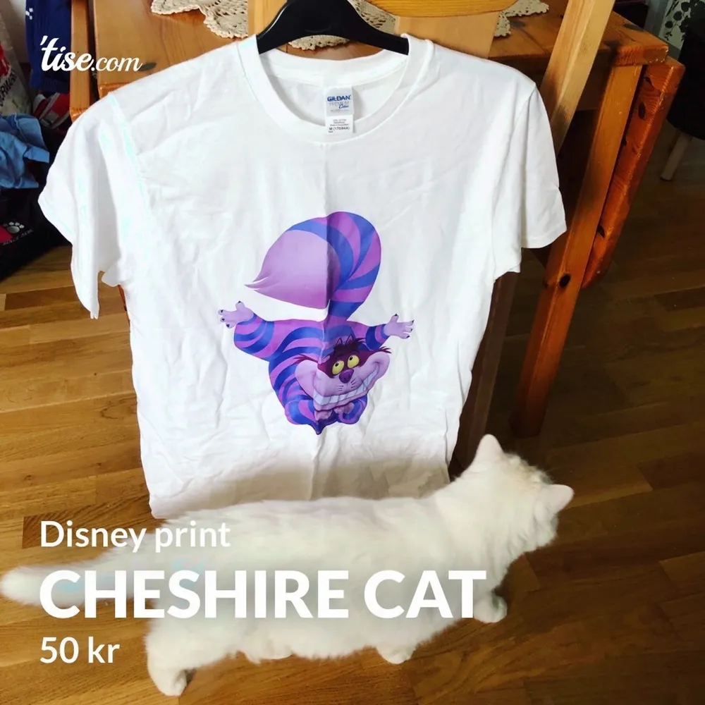 Disneyprint av katten i Alice i underlandet. Unisex strl M.. T-shirts.