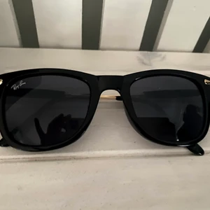 Ray Bans i nyskick SUPERPRIS vid SNABB affär! - Köpta förrförra året men är i princip helt oanvända och är i nyskick. Pga flytt måste jag sälja massor och SNABBT! Spara över tusen kronor och få ett par riktigt snygga glasögon i klart snyggaste modellen jag haft! Som sagt gäller priset vid snabb affär och ligger även ute på fler sidor, PASSA PÅ! 