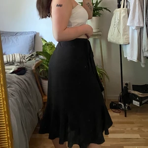 Kjol - Superfin somrig kjol som tyvärr inte längre kommer till användning🌿 PERFEKT längd för mig som är 163🌼 Frakt ingår i priset🌸