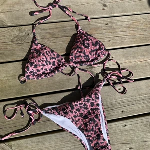 Leopardmönstrad bikini - Säljer denna fina bikini som aldrig är använd! Skyddsplasten finns kvar! Både överdelen och underdelen kan man justera storleken själv på. Skriv om du har några frågor, köparen står för frakten🥰 (andra bilden är lånad) Jag säljer fler bikinis på min profil😊💕