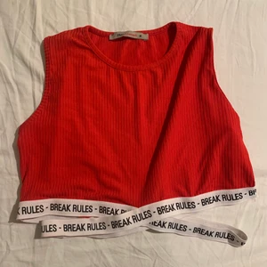 Topp - Trendig, snygg och bekväm topp. Lite casuL/ sport. Använd 1gång storlek s/m.   Kan mötas i Stockholm eller så står köparen för frakt 😊