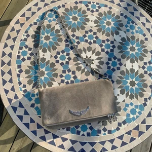 Rock Suede Clutch - Hej! Nu säljer jag min asnajs zadig & voltarie väska! Nypris kostar väskan ca 3500kr men jag säljer den för 1000kr med tanke på defekten på insidan av väskan se bild.3                                                        Skriv om ni är intresserade!❤️