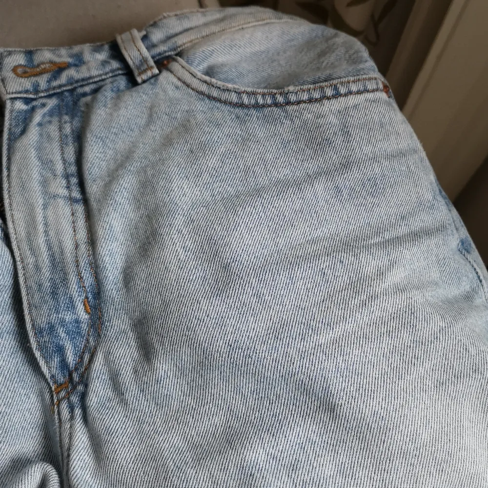 Högmidjade, fickor fram och bak, se färgen på sista bilden. Ca 72cm i midjan. . Jeans & Byxor.