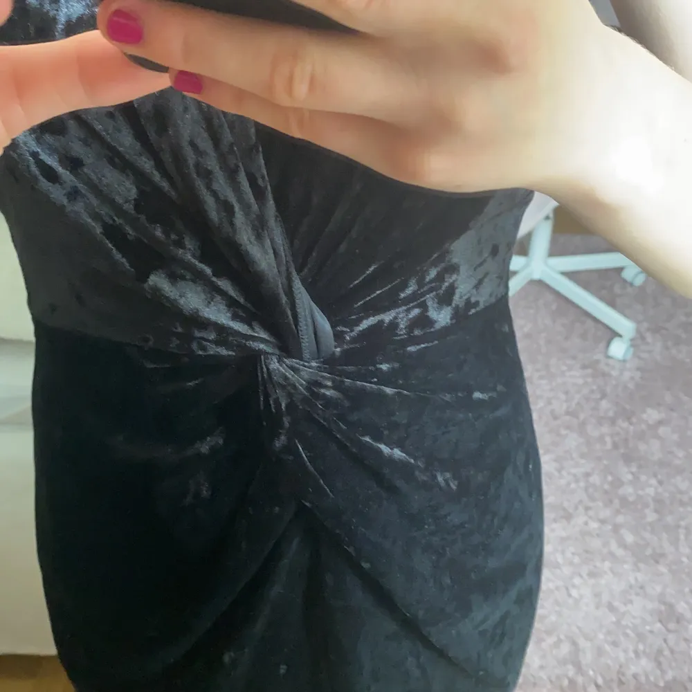 Säljer en fin zara klänning i mysigt material. Säljer pga inte riktigt min stil, prislapp kvar 💕 storleken är XS men passar även mig som har M 💞. Mekot.