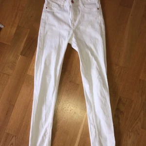 Vita Jeans - Gina tricot ”Molly jeans”, använda en gång