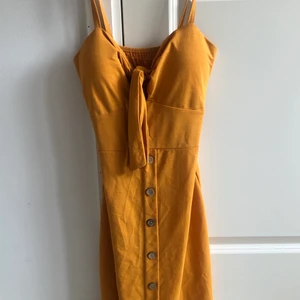 Gul klänning - Gul sommarklänning som är köpt i Italien. Det står inte någon storlek i men jag skulle säga att den är ungefär en S. 💛🧡