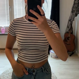 T-shirt från hm - En söt liten randig topp från hm i storlek xs