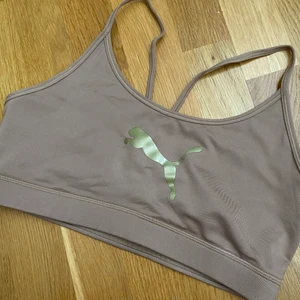 Puma bh - Jättefin och bekväm sport bh från puma. Deras kollektion med ’Stef fit’.  Knappt använd och är därför i en väldigt fint skick. Säljer den på grund av att jag inte använder den.  Original pris: 299 + frakt  Säljer för: 170 + 48 kr frakt  