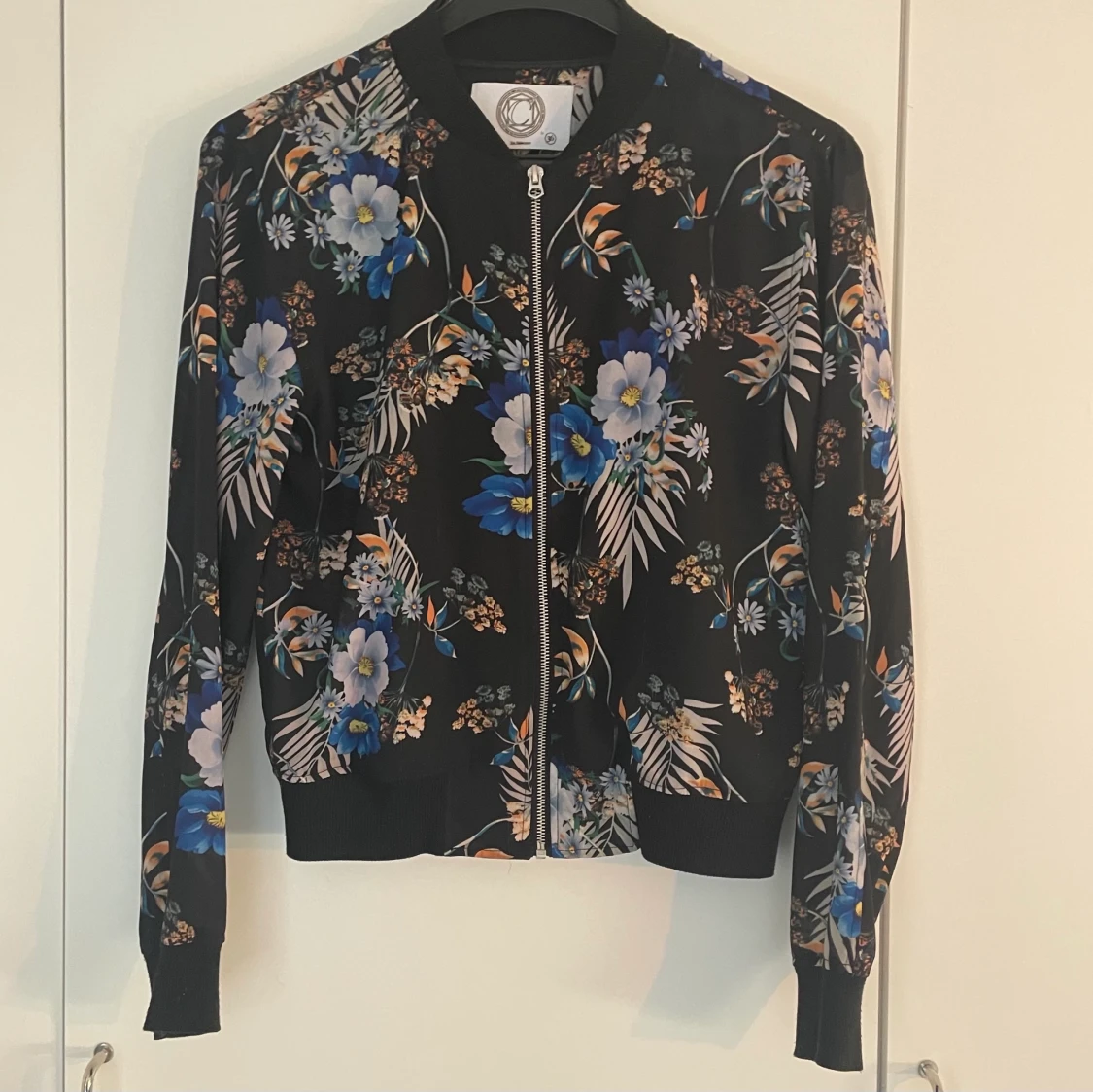 Blommig tunn jacka