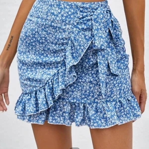 Blå kjol  - En jättefin kjol som är i storlek M men funkar som en S! Säljer den då jag tyckte den satt lite tajt! Köparen står för frakten vilket är 60kr! !! När jag fick den var det ett litet hål där sömmen hade gått upp men jag sydde och det syns knappt!!