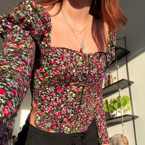 Korsett tröja - Super härlig topp med inbyggd korsett som knäpps framifrån! 🌺