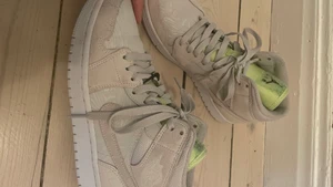 Nike Jordan Air. Strl 38/39 - Väldigt lite använda (3 ggr). Str 39 men passar mig som är 38/38.5. Beiga med gröna detaljer. Snälla, inga skambudar 🤗👍🏻.