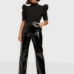 Lackbyxor - Svarta semiglansiga lackbyxor. Använt en gång så den är i superbra skick. Nellys pris: 199kr. Kan mötas upp eller skickas med postnord. Pris kan diskuteras vid snabb affär 💛 true to size 