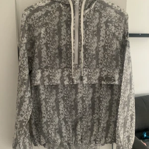 VINDJACKA FRÅN SVEA - En vindjacka från SVEA. Knappt använd. Frakt ingår ej, kan skickas spårbart om så önskas