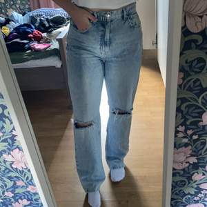 Gina Tricot 90s high waist jeans från Maja Nilsson Lindelöfs kollektion😍 storlek 40, bredd i midjan ca 41cm, längd ca 110cm! Nypris 599kr💞