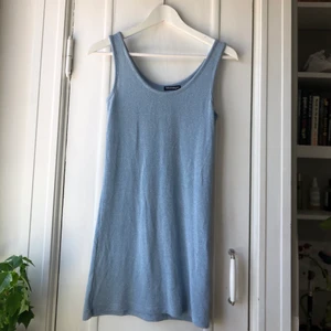 Kort glittrig klänning - Helt oanvänd kort klänning från Fullah Sugah. Mycket genomskinlig men hade passat toppen att ha över badkläder eller på fest!  •Storlek: XS/S (kort) •Färg: Silver blå & glittrig 