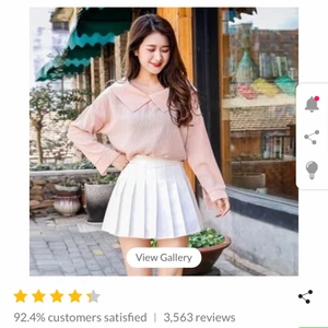 Vit tenniskjol  - Vit tenniskjol som var alldeles för liten på mig, köpte i storlek s. Eftersom jag knappt får på mig den så tog jag ingen bild med den på men om ni jättegärna vill ha fler bilder så kan jag skicka på bara kjolen. Kjolen har shorts under och är inte genomskinlig. Lappen är kvar och allt. Frakt ingår inte