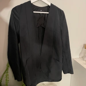 Blazer Svart - En svart blazer från H&M. Superfin men tyvärr för liten för mig. Storlek 36:)