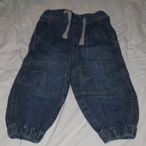 Byxor barn strl 86 - Jeans till barn, storlek 86. Rensar på vinden, kommer lägga ut en hel del grejer. Kan skickas, då du betalar frakten.