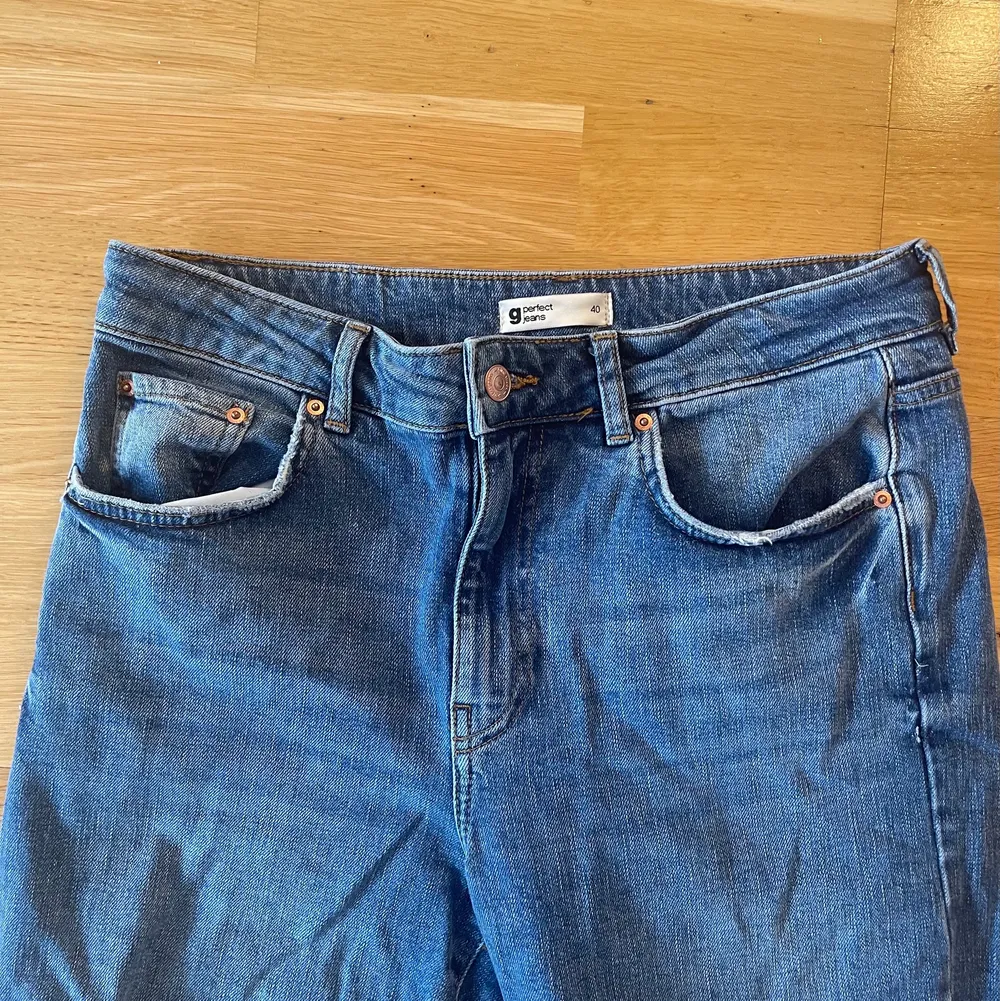 Jensen är croppade i slutet, lite utsvängda byxben. Midwaste jeans, passar på mig som är 170 cm dem slutar vid början av foten. Köpare står för frakt . Jeans & Byxor.