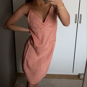 Aprikos klänning - Super söt aprikos klänning i linne 🧡🧡🧡💛💛 storlek M men jag har Xs så det beror lite på hur man vill att den ska sitta