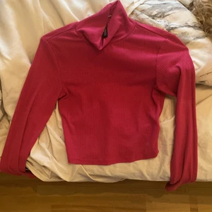 Neon rosa cropped topp  - Hej säljer nu min neon rosa polo tröja från H&M köpte den på rean !!! Ny pris 30 kr säljer den för 10 kr ganska använd men i fint skick . Storlek Xs