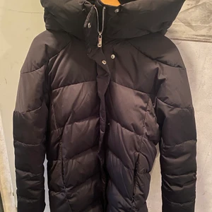 Dunjacka  - Jättefint dunjacka från mango. Jättebra skick, endast använd 1 vinter. Nypris 899kr. Storlek S. Vattenresistent. Jag är 160cm och den och den slutar på mitten av låren. 