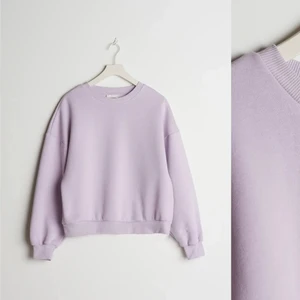 Sweatshirt collegetröja Gina tricot lila - Basic sweater från Gina tricot i storlek S. Fint skick! Skrynklig pga nytvättad och legat nedvikt i en påse därefter 