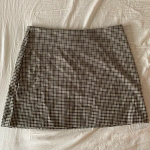 Rutig kjol - Helt oanvänd grön- och beigerutig kjol i storlek 48! ✨ Lite liten i storleken så passar mer en storlek 46 skulle jag säga 😌 Köparen står för frakt 🌸