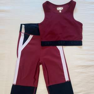 Set med kort träningstopp och matchande tights i snygg i mörkt röd färg i fint skick! 🏋🏽‍♀️🏋🏽‍♀️🏋🏽‍♀️ 100kr för båda 