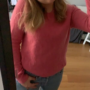 Stickad tröja - En stickad tröja ifrån Acne med en fin nyans av rosa. Använd några gånger men säljer pågrund av att den inte används så mycket. Storlek Xs men passar S väldigt bra också. Nypris är 2000kr